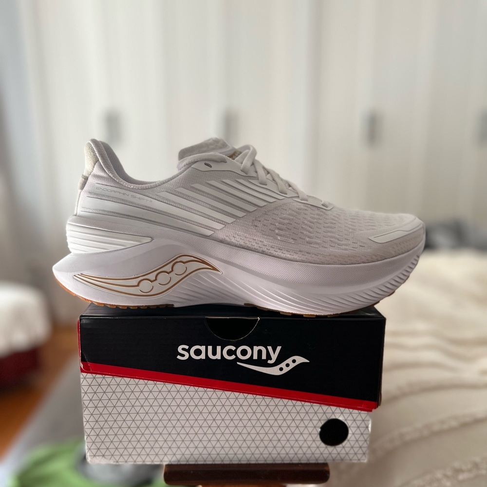 Saucony Endorphin Shift 3 (All White, M8.5)